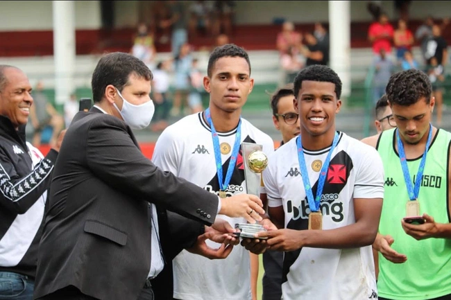 Andrey Santos com a taça de campeão Carioca 2021