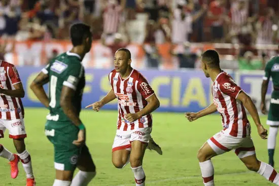 Caio Dantas comemora gol em Náutico x Goiás