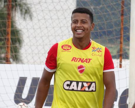 Maguinho, lateral-direito