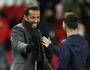Nenê cumprimenta Messi antes de PSG x Brugge (Benoit Tessier/Reuters)