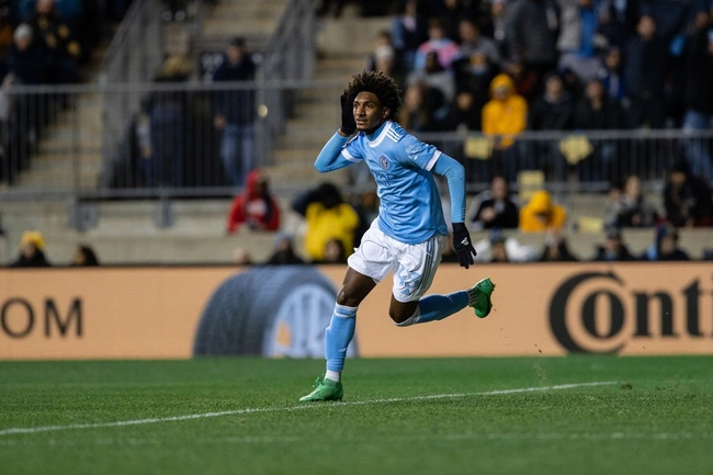 Talles Magno comemora o gol do título da conferência leste pelo New York City