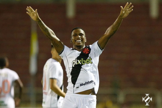 Juninho festeja gol marcado contra o Volta Redonda