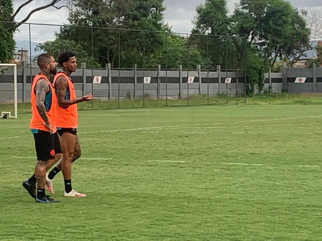 Juan quintero foi a campo ao lado de Zé Gabriel, no CT do Vasco