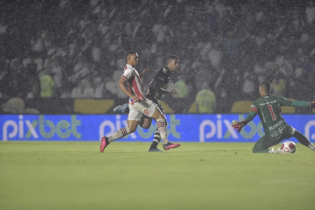 Raniel comemora gol contra o Bangu