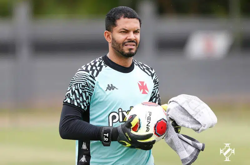 Por que o goleiro do Vasco usa máscara do Batman?