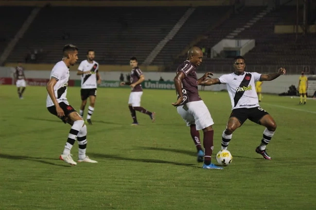 Juninho em ação contra a Ferroviária