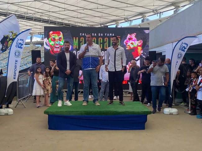 Nenê e Pedrinho são homenageados na Calçada da Fama do Maracanã