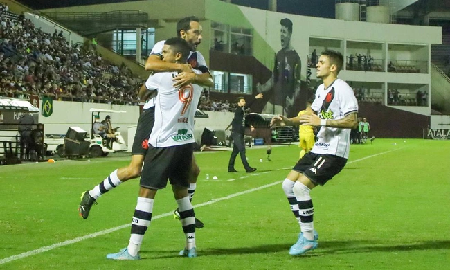 Raniel abraça Nenê após gol contra a Ferroviária