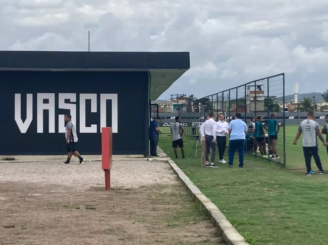 Dirigentes do Genoa acompanham treino do Vasco