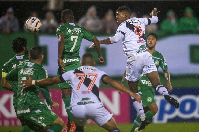 Raniel em ação contra a Chapecoense