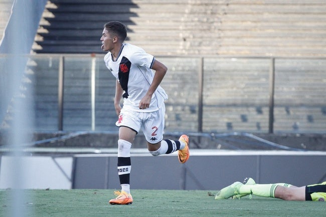 Paulinho, do Vasco, comemorando gol