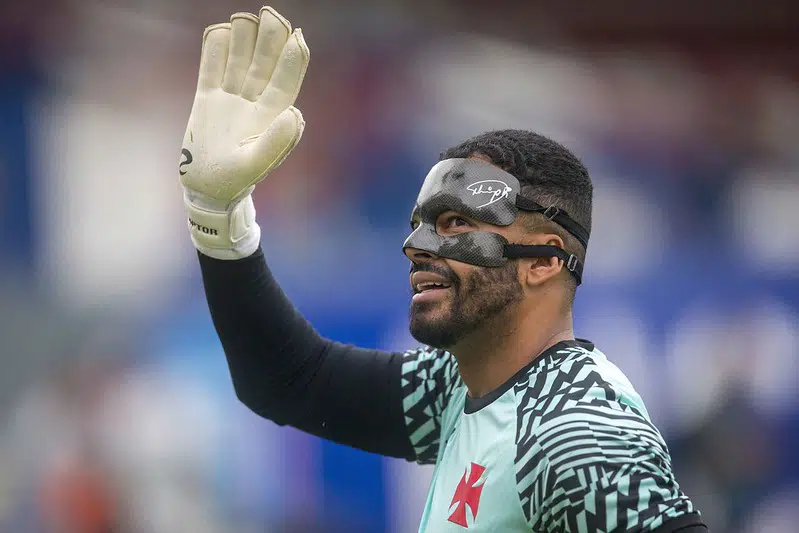 Goleiro Thiago Rodrigues recebe a camisa 1 do Vasco e destaca jogo