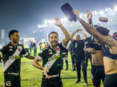 Nenê comemora vitória com demais jogadores (Daniel Ramalho/Vasco)