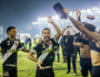 Nenê comemora vitória com demais jogadores (Daniel Ramalho/Vasco)