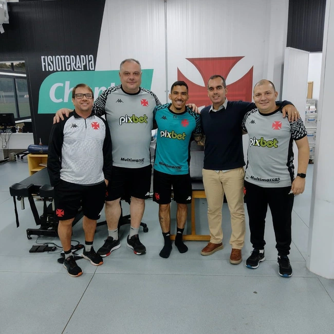 Allan com equipe de fisioterapia do Vasco