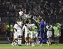 Eguinaldo é festejado por companheiros (André Durão / ge)