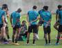Maurício Souza passa instruções durante treino (Daniel Ramalho)