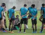 Maurício Souza passa instruções durante treino (Daniel Ramalho)