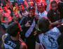 Nenê é tietado por torcedores em Goiânia (Daniel Ramalho)