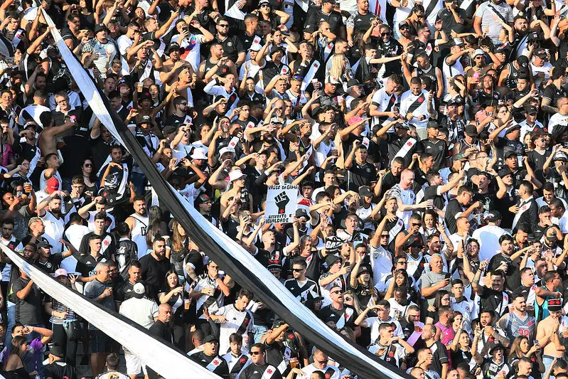 STJD aplica multa e proíbe torcida em 4 jogos do Vasco em São Januário