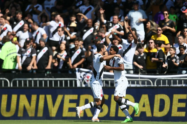 Andrey Santos e Nenê comemorando o gol