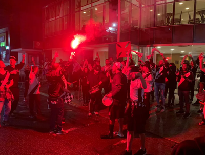 Festa da torcida do Vasco na concentração da equipe para o jogo com o Brusque.