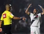 Nenê e o árbitro de Vasco x Londrina (Daniel Ramalho/Vasco)