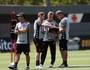 Jorginho e sua comissão técnica no treino no CT Moacyr Barbosa (Daniel Ramalho/Vasco)