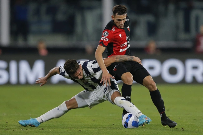 Eric Meza disputa bola com o adversário em duelo entre Colón e Talleres