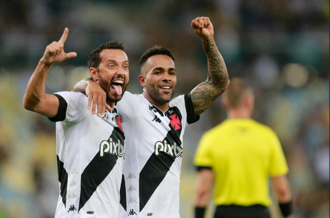 Nenê completa 200 jogos pelo Vasco e ganha camisa; veja foto