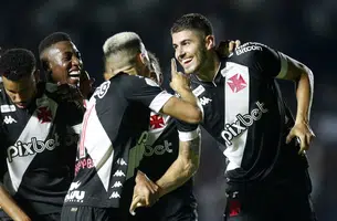 Pedro Raul comemora gol contra o Resende