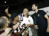 Nenê tira foto com torcedores (Daniel Ramalho/Vasco)