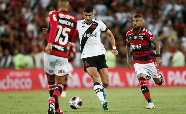 Pedro Raul contra o Flamengo