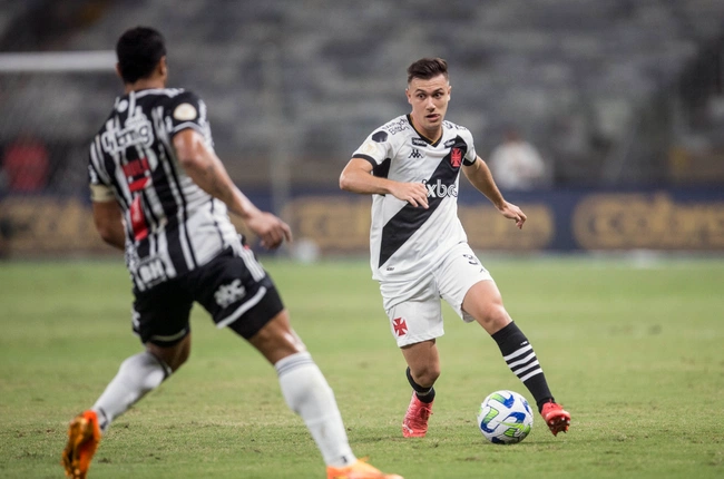 Lucas Piton contra o Atlético-MG