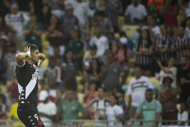 Pedro Raul comemora gol contra o Fluminense