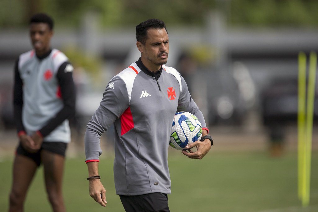 Ex-preparador físico do Vasco, Diego Pereira conta bastidores de sua saída