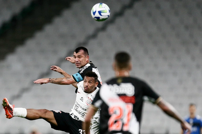 Gary Medel contra o Corinthians