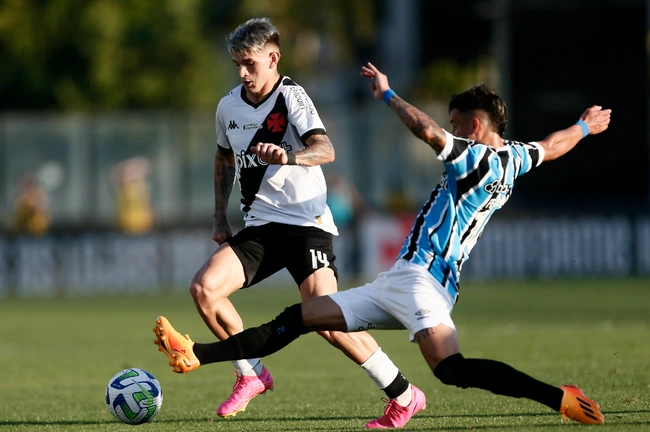Luca Orellano contra o Grêmio