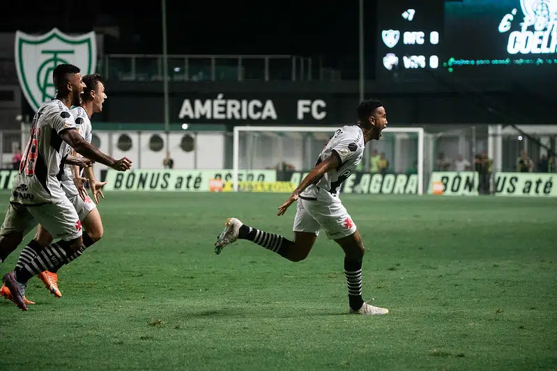 Jair, do Vasco, é punido com quatro jogos de suspensão por expulsão contra  o Bahia