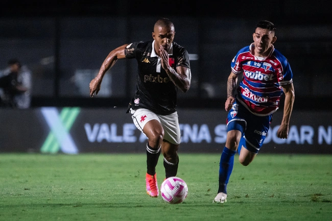 Paulo Henrique em ação contra o Fortaleza