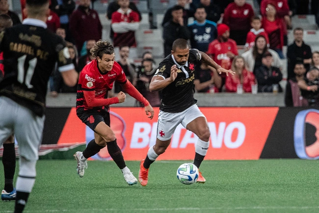 Paulo Henrique contra o Athletico-PR