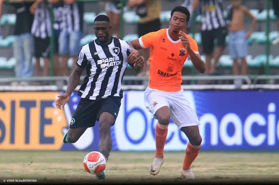 Carlinhos em ação contra o Botafogo