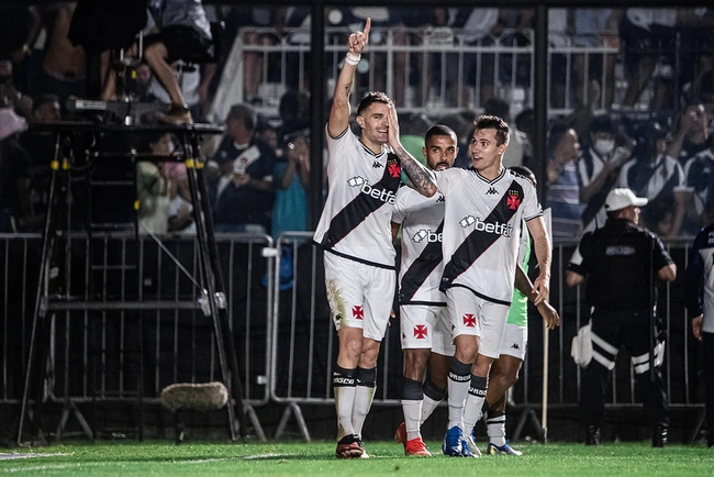 Vegetti comemora gol contra o Botafogo