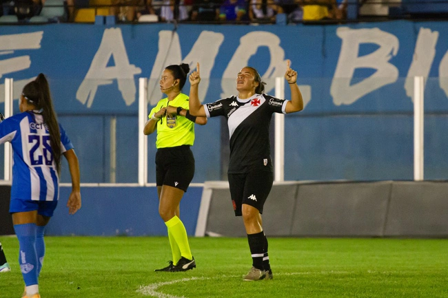 Graciela comemora gol em Paysandu x Vasco