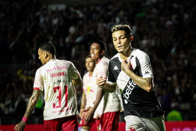 Adson comemora gol contra o RB Bragantino