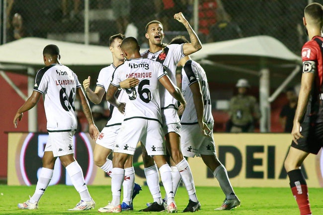 João Victor comemora primeiro gol na carreira
