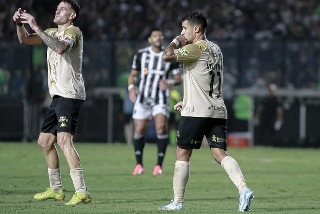 Coutinho comemora gol contra o Atlético-MG