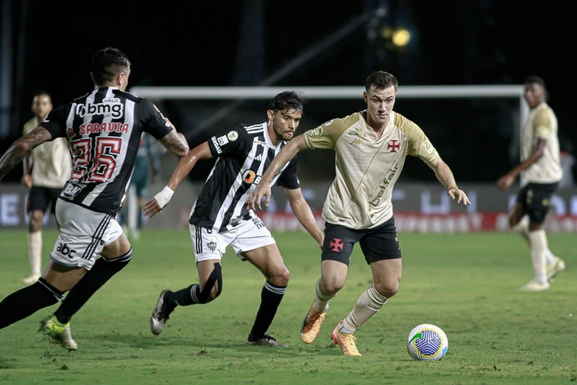 Lucas Piton contra o Atlético-MG