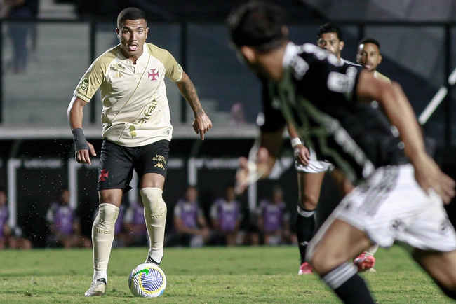 Mateus Carvalho contra o Atlético-MG