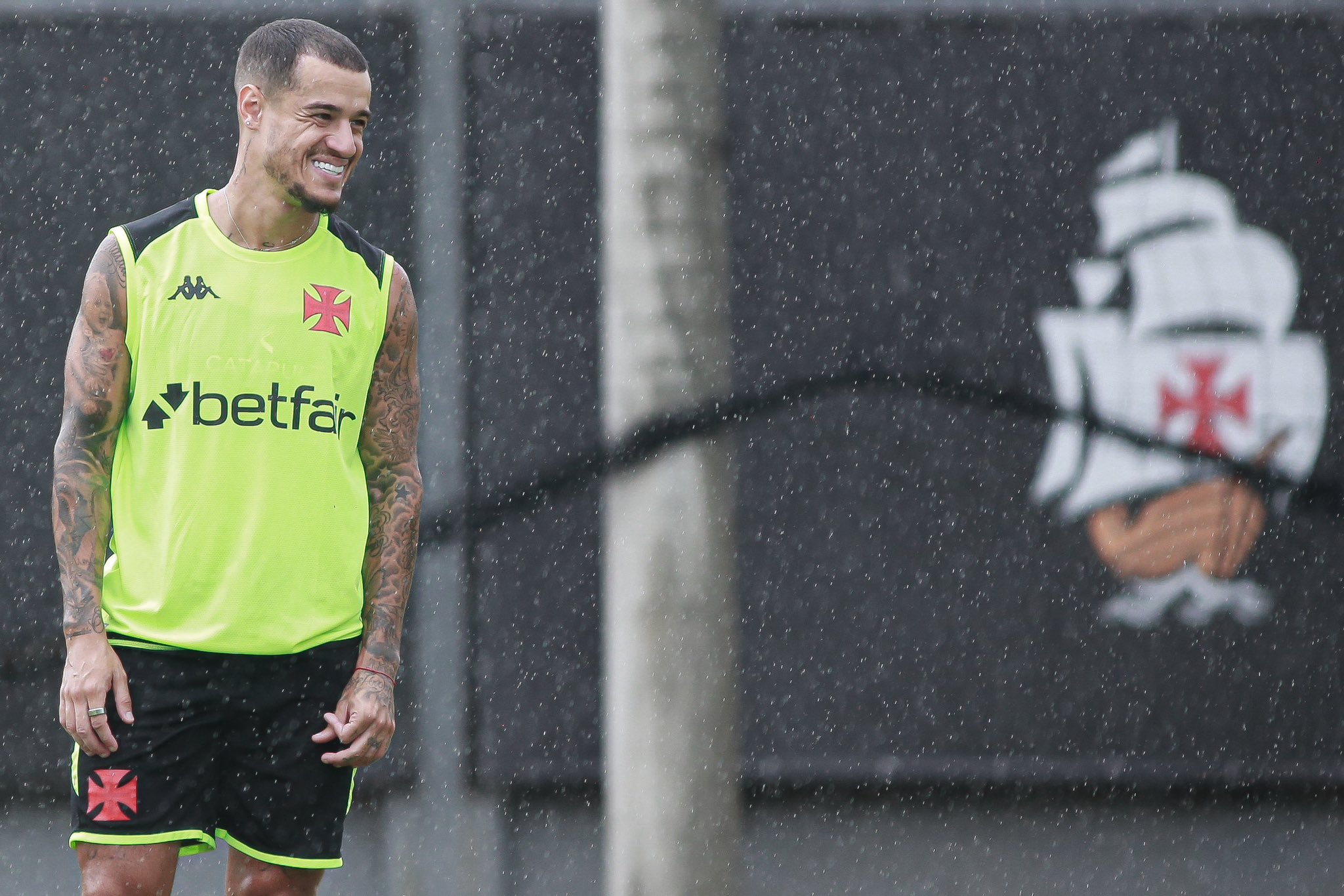 Coutinho atende torcedores em Buenos Aires; vídeo